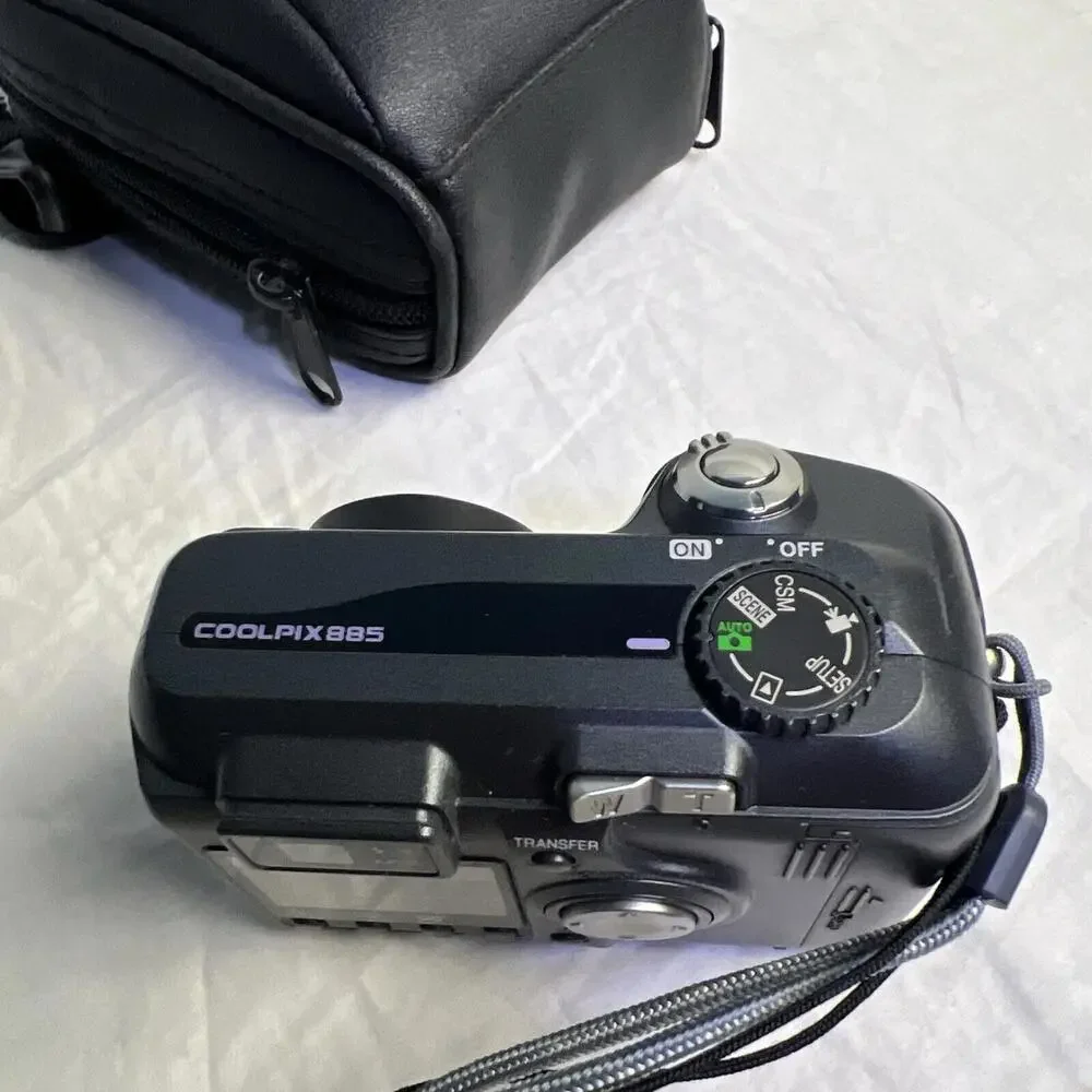 Nikon COOLPIX 885 3.2MP Digital Camera - Black (E885) NOT FULLY TESTED